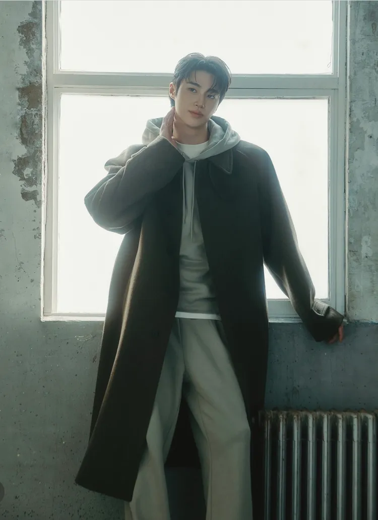 邊佑錫換上灰色寬鬆帽T、同色系運動長褲化身鬆弛系男友。翻攝giordanokr IG