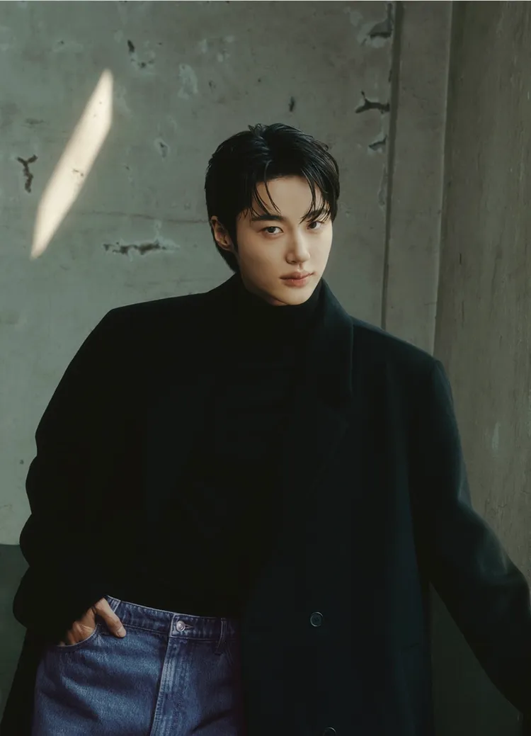 邊佑錫以簡約俐落造型對著鏡頭狂放電。翻攝giordanokr IG
