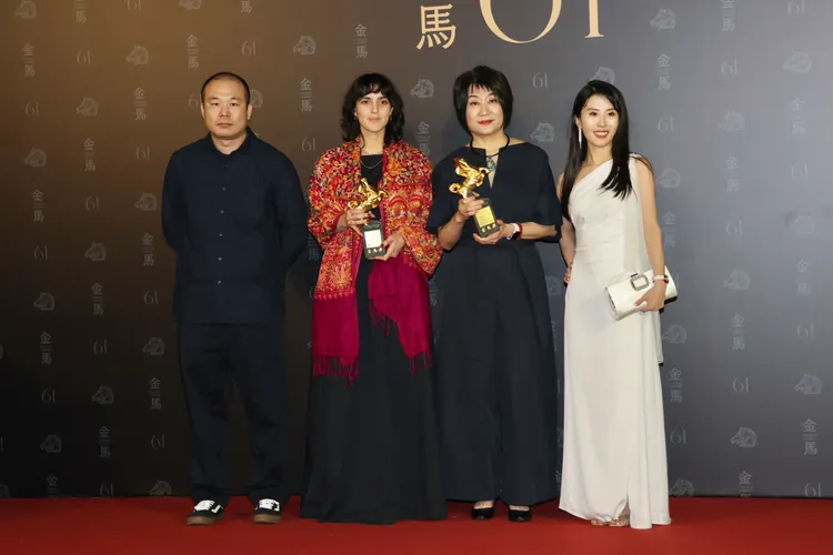 《一部未完成的電影》導演婁燁缺席，該片監製和共同編劇馬英力（右二）領取最佳劇情片、最佳導演獎座。莊宗達攝