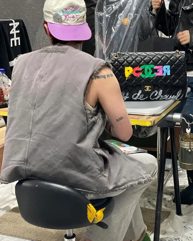 GD身上的手繪香奈兒包，寫了「POWER」幫自己打歌。翻攝8lo8lo8lowme IG