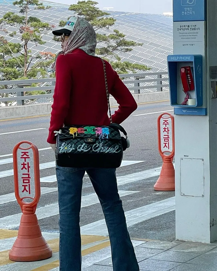 GD身上的手繪香奈兒包，寫了「POWER」幫自己打歌。翻攝8lo8lo8lowme IG