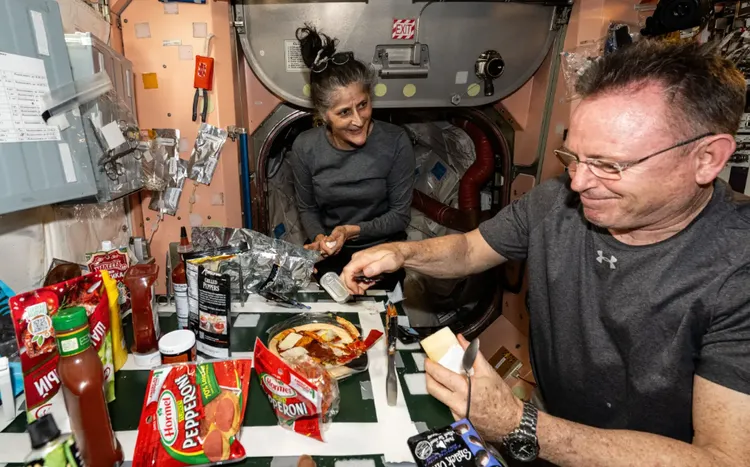 威廉斯（左）與魏勒摩爾在太空站享用披薩，威廉斯明顯變瘦。翻攝NASA