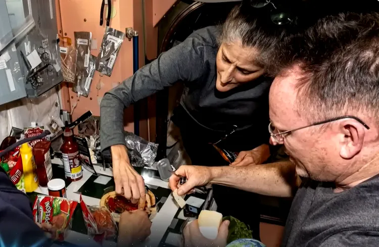 NASA表示，應該是鏡頭角度，讓威廉斯（左）看起來特別瘦，太空人均接受醫療監督，健康無虞。翻攝NASA