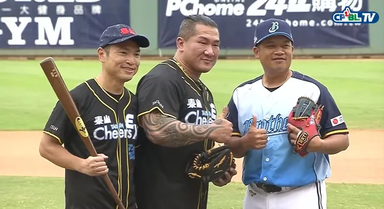 自爆曾做球版簽賭的「館長」陳之漢（圖中），2019年受邀為中信兄弟開球。翻攝中華職棒YouTube