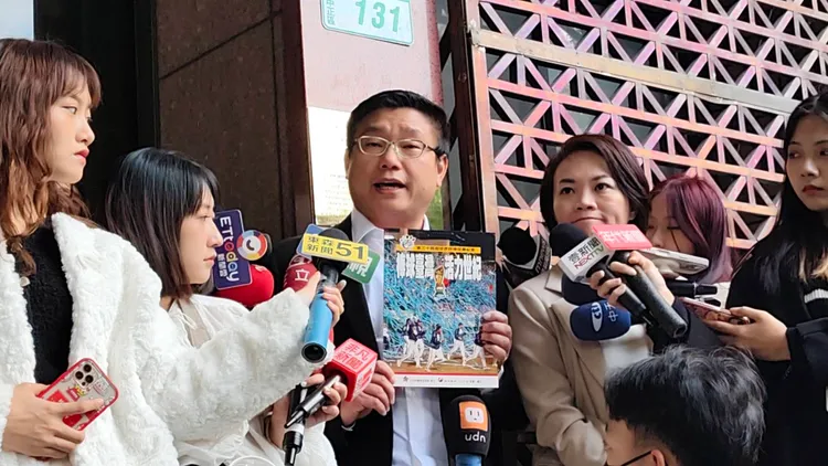 陳賢蔚出示2001年台灣首度舉辦世界盃紀念冊，譴責館長自爆做球版簽賭，打擊台灣球迷的心。張欽攝