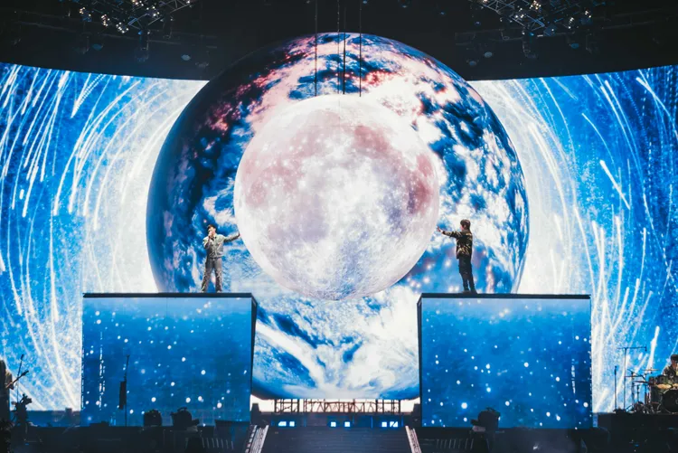 阿信（右）與林俊傑對唱，搭配舞台視覺，氣勢磅礴。圖／相信音樂提供