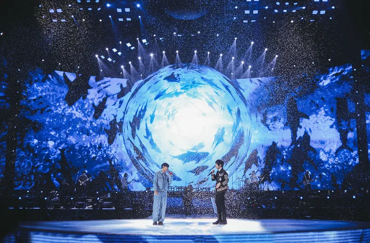 阿信（右）與林俊傑合唱《知足》與《不為誰而作的歌》。圖／相信音樂提供