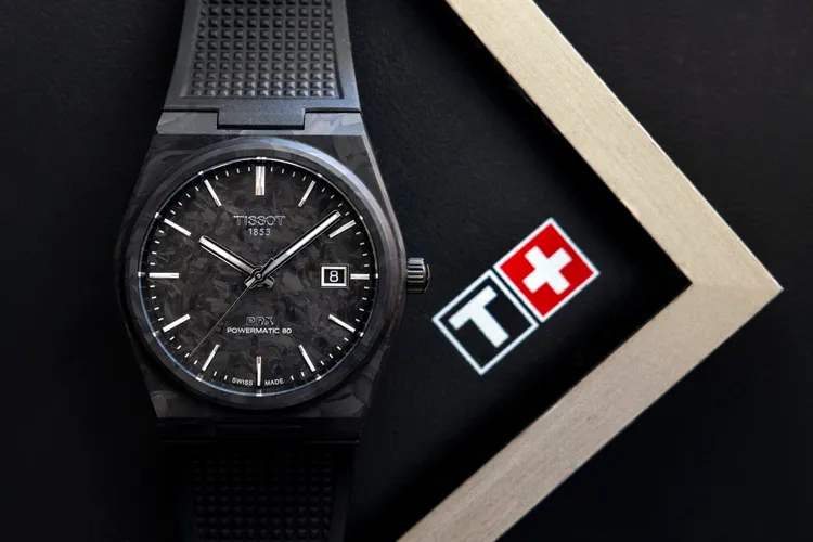 錶殼、錶面皆採用高科技材質「鍛造碳」製成。品牌提供