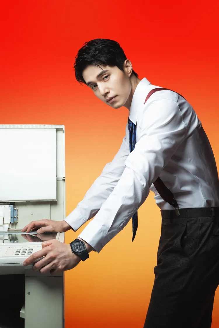 李棟旭以型男魅力演繹PRX鍛造碳矽游絲腕錶。品牌提供