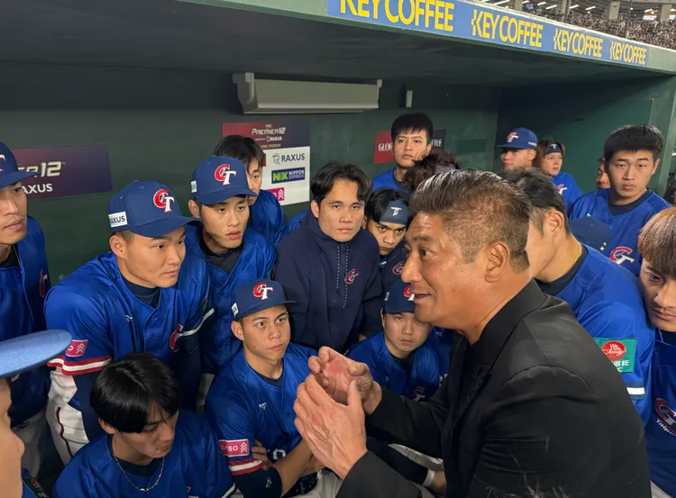 郭國文向辜仲諒喊話將獎金加碼至一億，被網友炎上。圖為辜仲諒賽前為中華隊打氣情景。 棒協提供