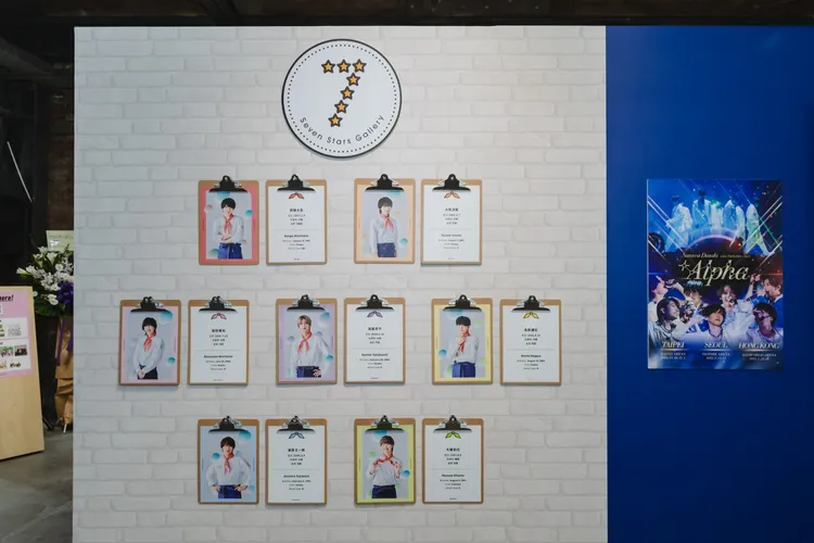 看板上有浪花男子的個人介紹。大鴻藝術BIG ART提供