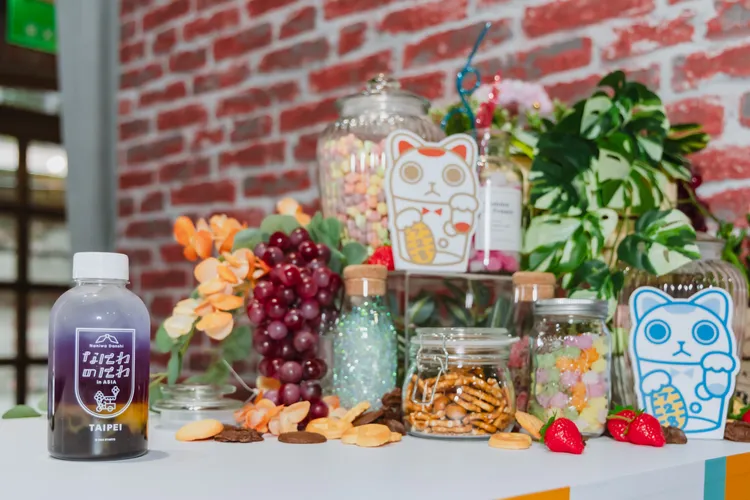 浪花男子快閃店有專屬台北的飲品，瓶身印有浪花男子的可愛logo。大鴻藝術BIG ART提供