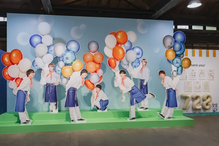 浪花男子化身店員，等身立牌在快閃店迎接粉絲。大鴻藝術BIG ART提供