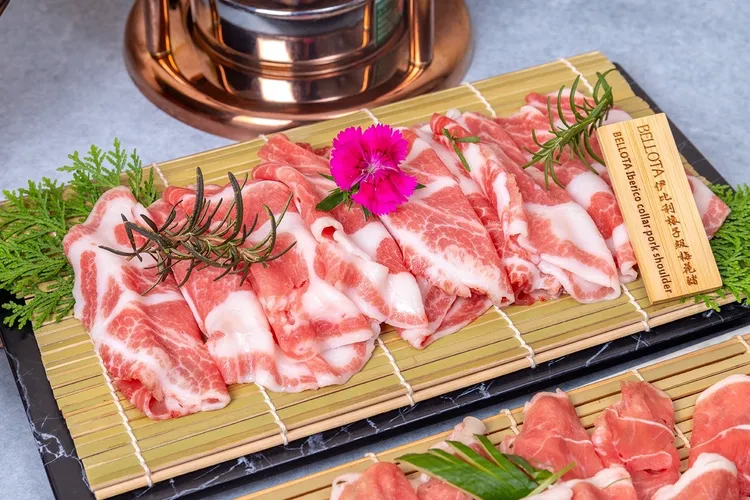 台北凱達大飯店「百鮮打邊爐」鍋物料理，主食提供擁有豬肉中的貴族之稱的「西班牙伊比利豬」，肉色油花分布平均，油脂豐潤不膩口。業者提供