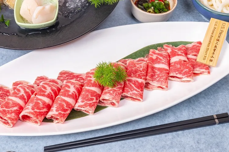 台北凱達大飯店「百鮮打邊爐」鍋物料理，主食提供鮮味之極的「特選海鮮總匯」，嚴選八款每日新鮮直送的海鮮，鮮味十足，直接滿足海鮮控的味蕾。業者提供