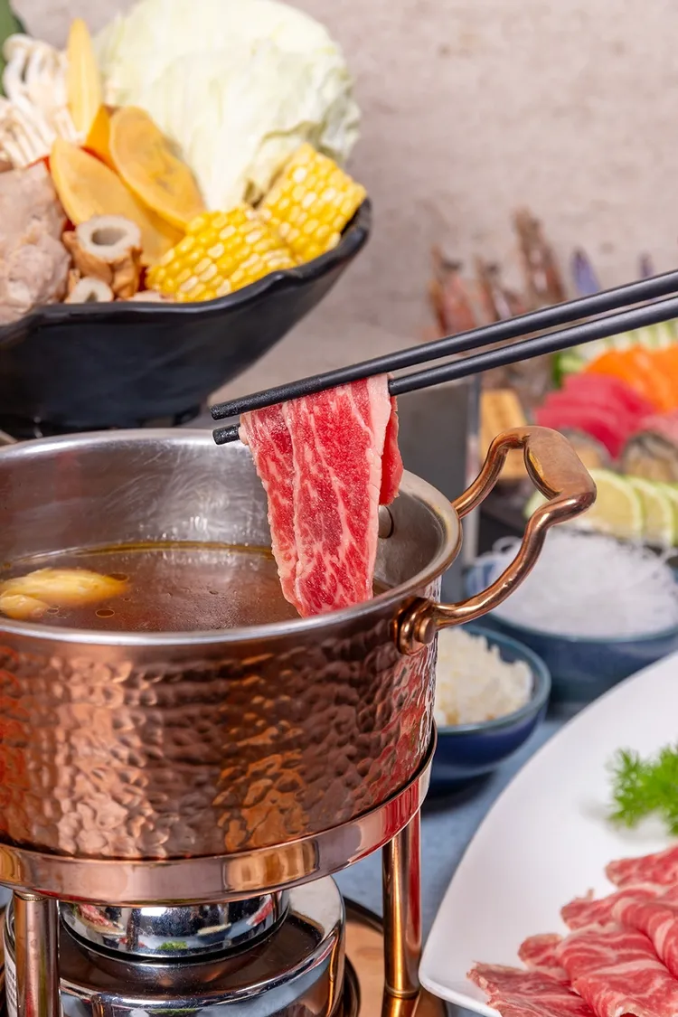 台北凱達大飯店Bar 98於午晚餐推出鍋物料理，主食提供極上無骨牛小排、西班牙伊比利豬、桂丁土雞、紐西蘭小羔羊肩以及特選海鮮總匯，搭配主廚的功夫湯底呈現絕妙好滋味。業者提供