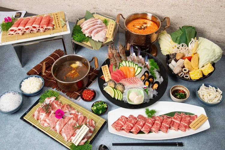 台北凱達大飯店推出「Bar 98」推出「百鮮打邊爐」鍋物料理，遵循正宗港式配方研發三款功夫湯底，搭配優質肉品以及現流海鮮，滿足饕客挑剔味蕾。業者提供