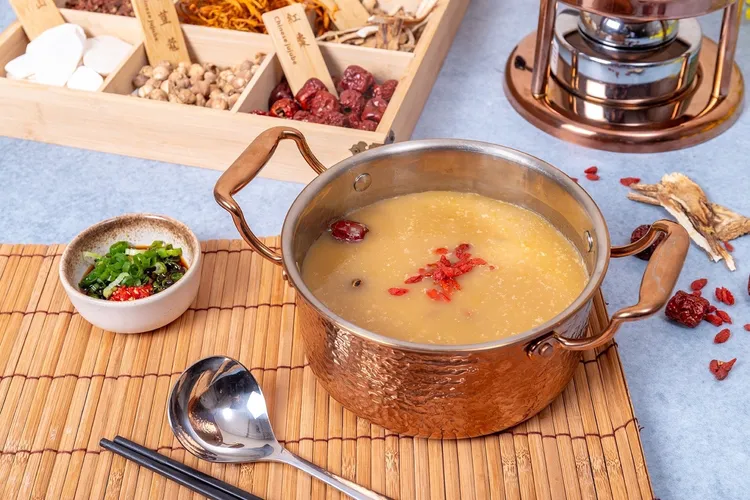 台北凱達大飯店推出「百鮮打邊爐」鍋物料理，其中最道地的功夫湯底「粵式胡椒豬肚鍋」，一端上桌就能聞到濃濃的胡椒香氣，不僅溫補還兼具養身。業者提供