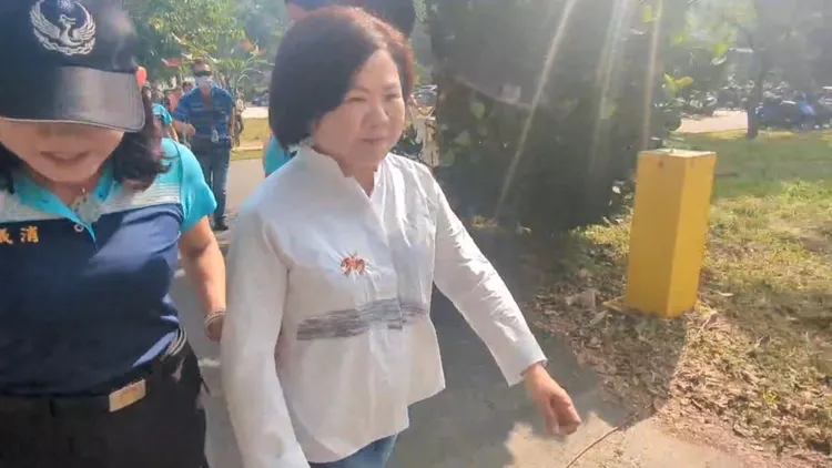 針對是否退出高市長初選，許銘春未做回應直接步入會場。民眾提供