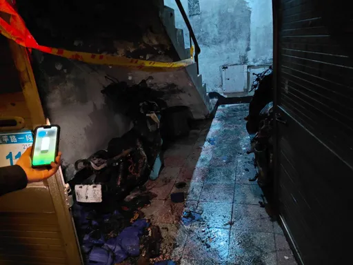 公寓大門疑遭縱火!網友發文求助 警方:已追蹤調查起火原因中