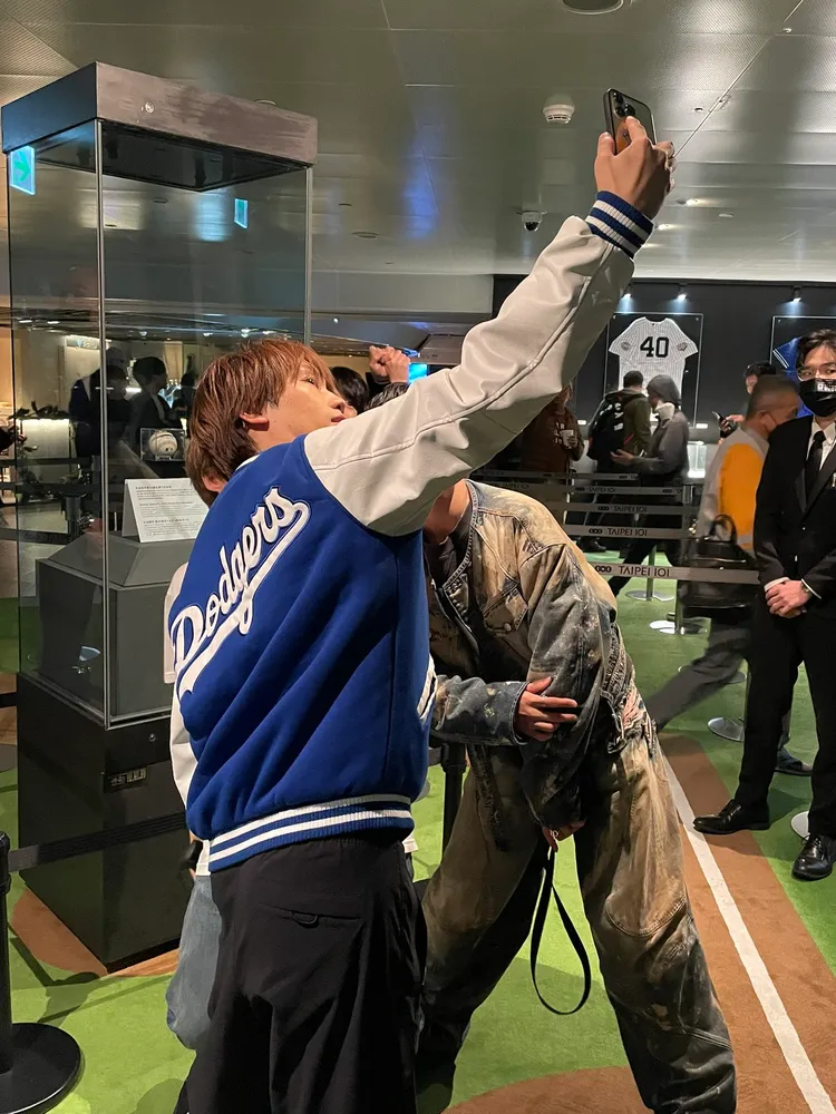 目擊網友側拍到藤原丈一郎與大橋和也、西畑大吾、長尾謙杜在展示窗前自拍。翻攝X（推特）