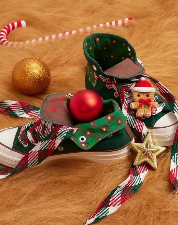 聖誕節限定版本鞋款以Converse  Chuck Taylor作為基礎設計。品牌提供