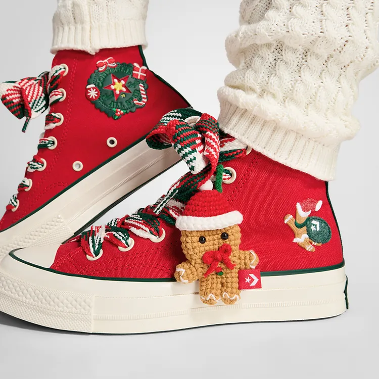 立體針織薑餅人掛飾可點綴鞋款。品牌提供