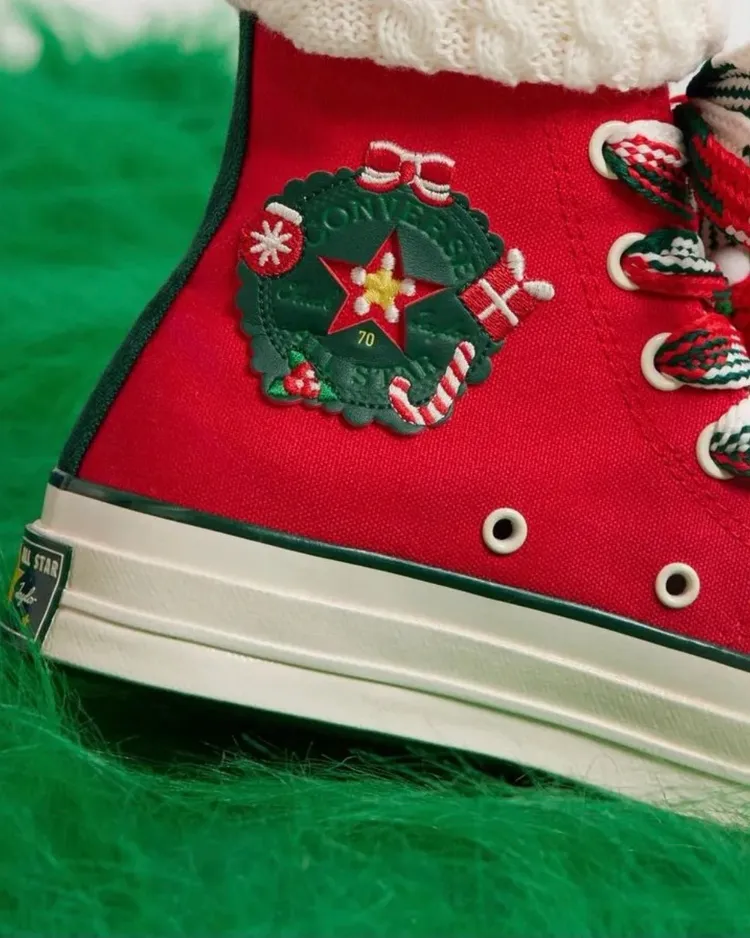 標誌性LOGO飾片呈現出聖誕花圈造型。品牌提供