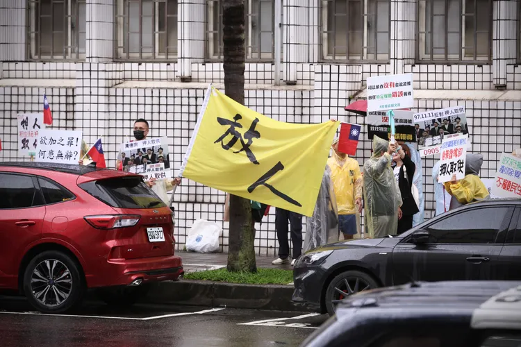 柯文哲的支持者冒著小雨到北院外高舉「放人」的標誌，要求北院不要再續押柯文哲。彭欣偉攝