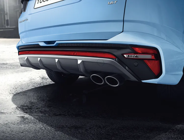 車尾採用空力分流後保桿、空氣力學尾翼、雙出金屬尾管等，突顯賽車風範。業者提供