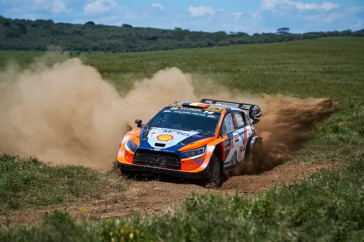 HYUNDAI i20 N Rally1 Hybrid賽車結合空氣力學技術創造最大下壓力，動力採用1.6T-GDI直列四缸渦輪增壓引擎與先進油電科技，征戰全球屢創佳績。業者提供