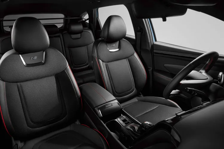 類麂皮的運動座椅既防滑又具有絕佳支撐效果，為乘員帶來極致的舒適感受。業者提供