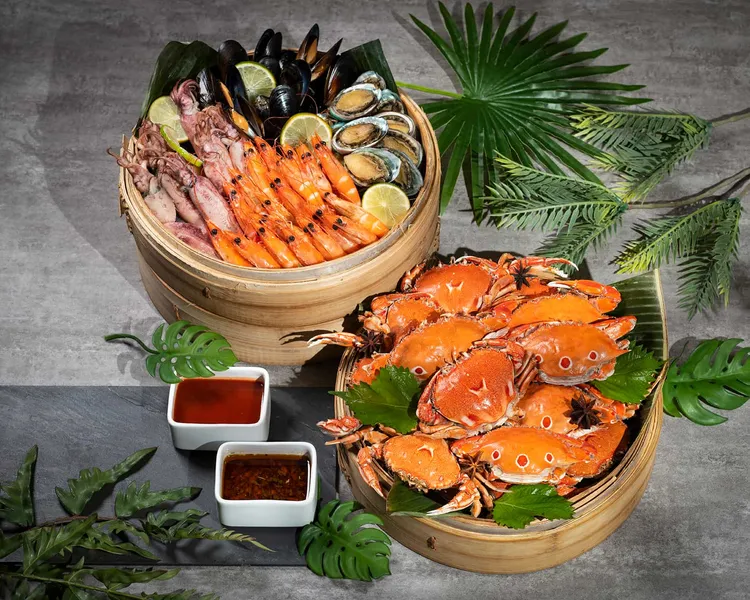 遠東Café自助餐廳推出「海陸雙饗盛宴」，精選清蒸藍蟹及什錦海鮮，搭配紐奧良香料醬與泰式酸辣醬。業者提供