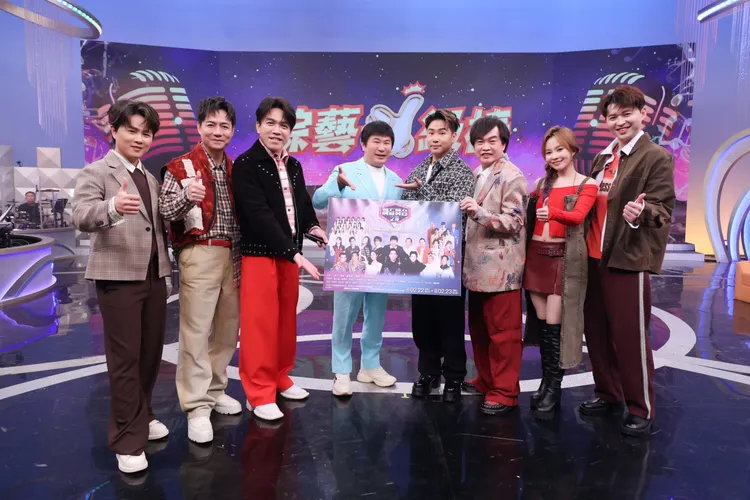 胡瓜（中）與歐漢聲（左）錄製康康（右）主持的節目。萬星傳播提供