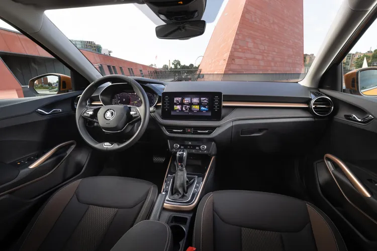 車內配備包括10.25吋全彩中文數位儀表板、雙區恆溫空調與後座出風口。原廠照片