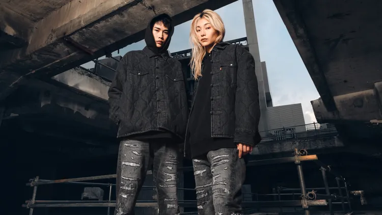 聯名款將街頭元素與經典丹寧美學完美融合。品牌提供