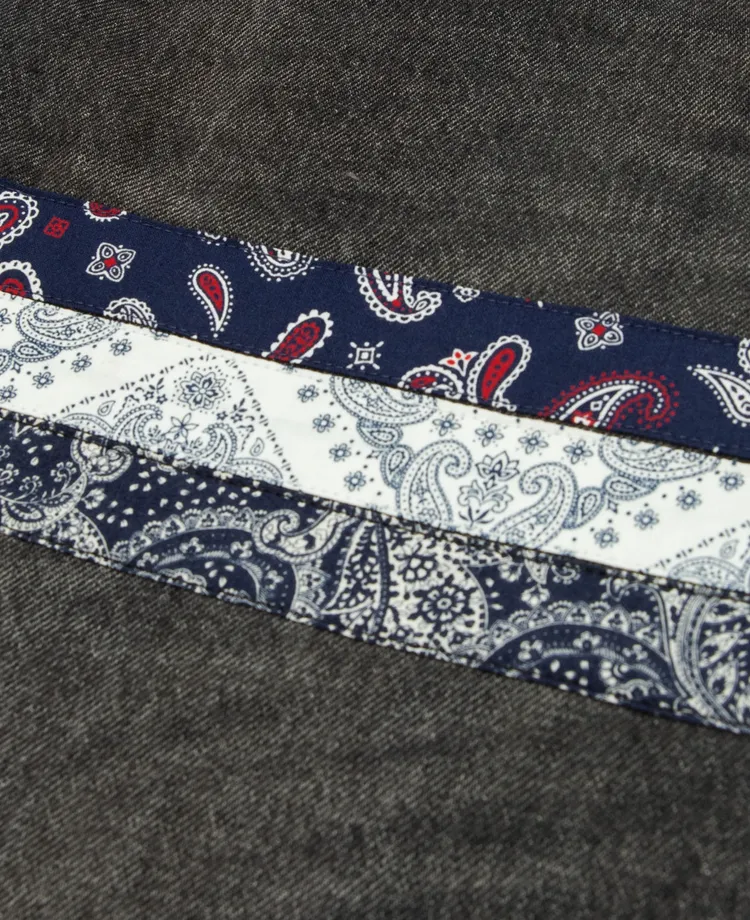 Levi’s x CLOT UNIONRAIL 501黑魂丹寧褲褲管後方可見紅、黑、綠腰果花紋圖案布條。品牌提供