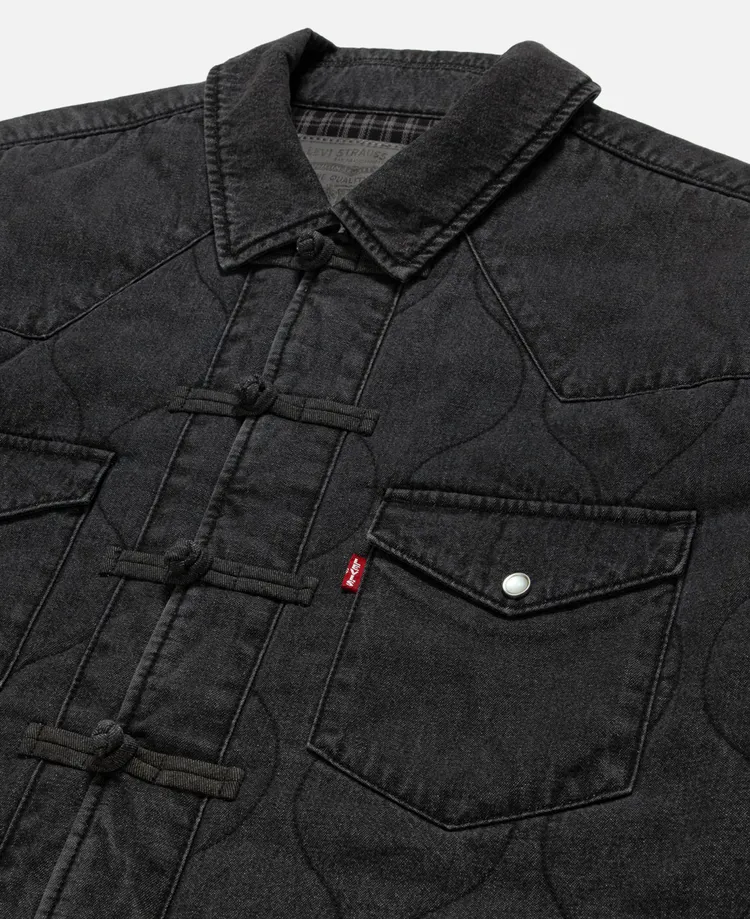 鋪棉絎縫外套以CLOT經典盤扣設計巧妙展現中西文化的獨特韻味。品牌提供