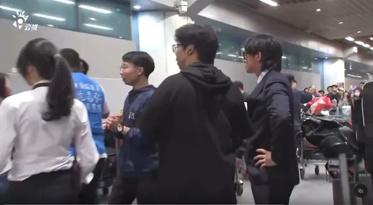 機場動線混亂，陳傑憲也難得表情嚴肅。翻攝公視