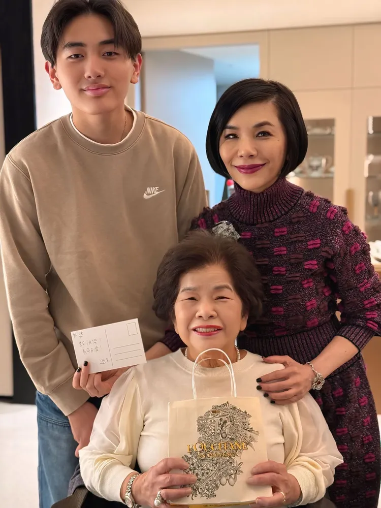 張清芳與帥兒子跟90歲的張媽媽開心合照。翻攝張清芳臉書
