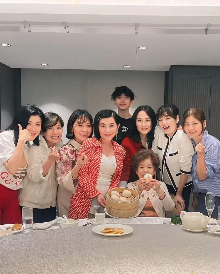 張媽媽去年生日時，張清芳的大兒子也在現場，今天則是因為在美國讀書無法親臨現場。張清芳提供