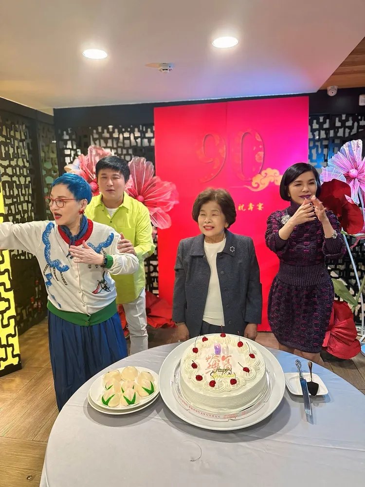 張小燕（左）幫忙在現場張羅一切。張清芳提供