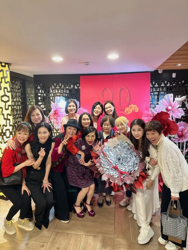 張媽媽90歲，眾星友到場齊賀壽，並送給張媽媽9萬台幣打造的花束。翻攝張清芳臉書