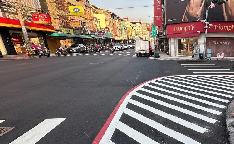 台中市部分路口最近將紅線外推並劃設槽化線，交通局表示，這是為了提升行人安全，車輛跨越槽化線就算違規。林德宇提供
