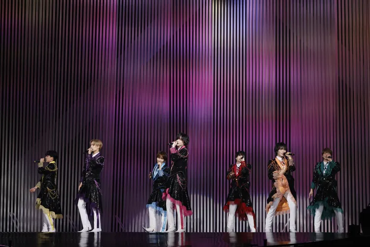 浪花男子成員長尾謙杜（左起）、高橋恭平、藤原丈一郎、道枝駿佑、西畑大吾、大西流星、隊長大橋和也以黑色勁裝登場。大鴻藝術BIG ART、超級圓頂SUPER DOME提供