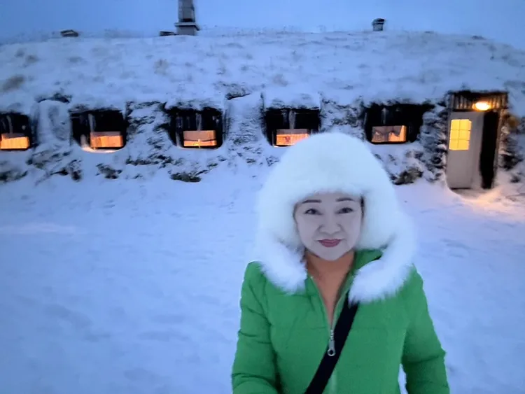 白冰冰近日二度前往挪威旅遊，在臉書分享極地小鎮哈默菲斯特的景色。翻攝自白冰冰臉書