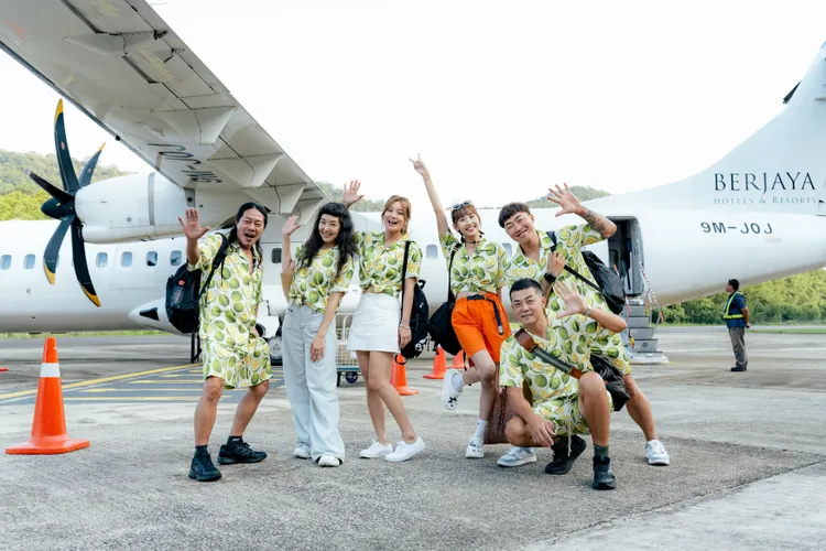 《嗨!營業中》右起姚元浩、郭泓志、粿粿、莎莎、路嘉怡、乱彈阿翔前進馬來⻄亞熱浪島出任務。好看娛樂提供