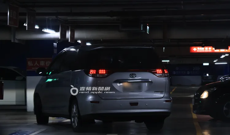 活動結束，徐乃麟獨自開著Toyota Preiva離開微風廣場。特勤中心攝