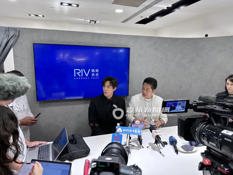 徐乃麟（右）與大兒子徐新洋一同出席活動記者會。特勤中心攝