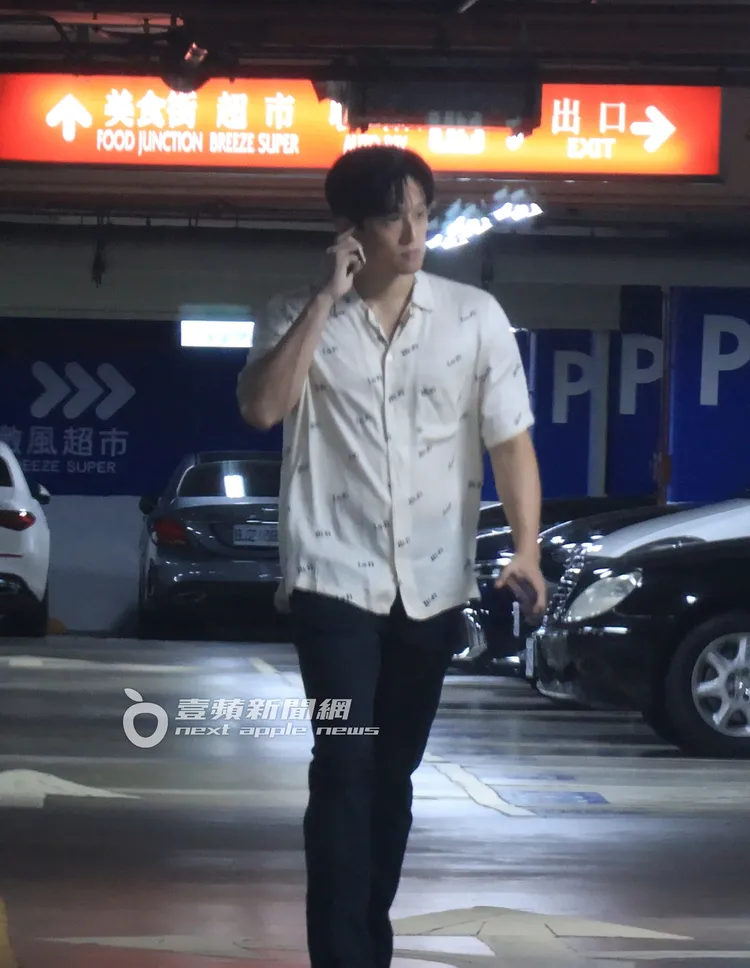 徐乃麟大兒子徐新洋在停車場東張西望，四處尋找BMW座駕。特勤中心攝